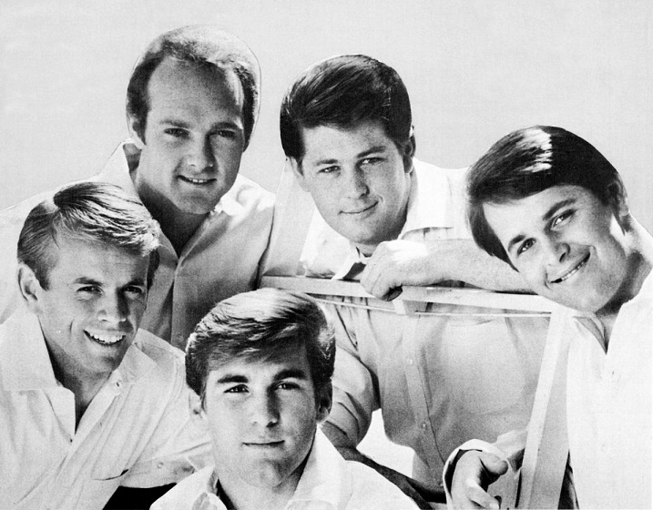 Die Beach Boys im Heute sehen natürlich ein bisschen anders aus. Aber sie verbreiten immer noch beste Stimmung! (Bild: Wikipedia)