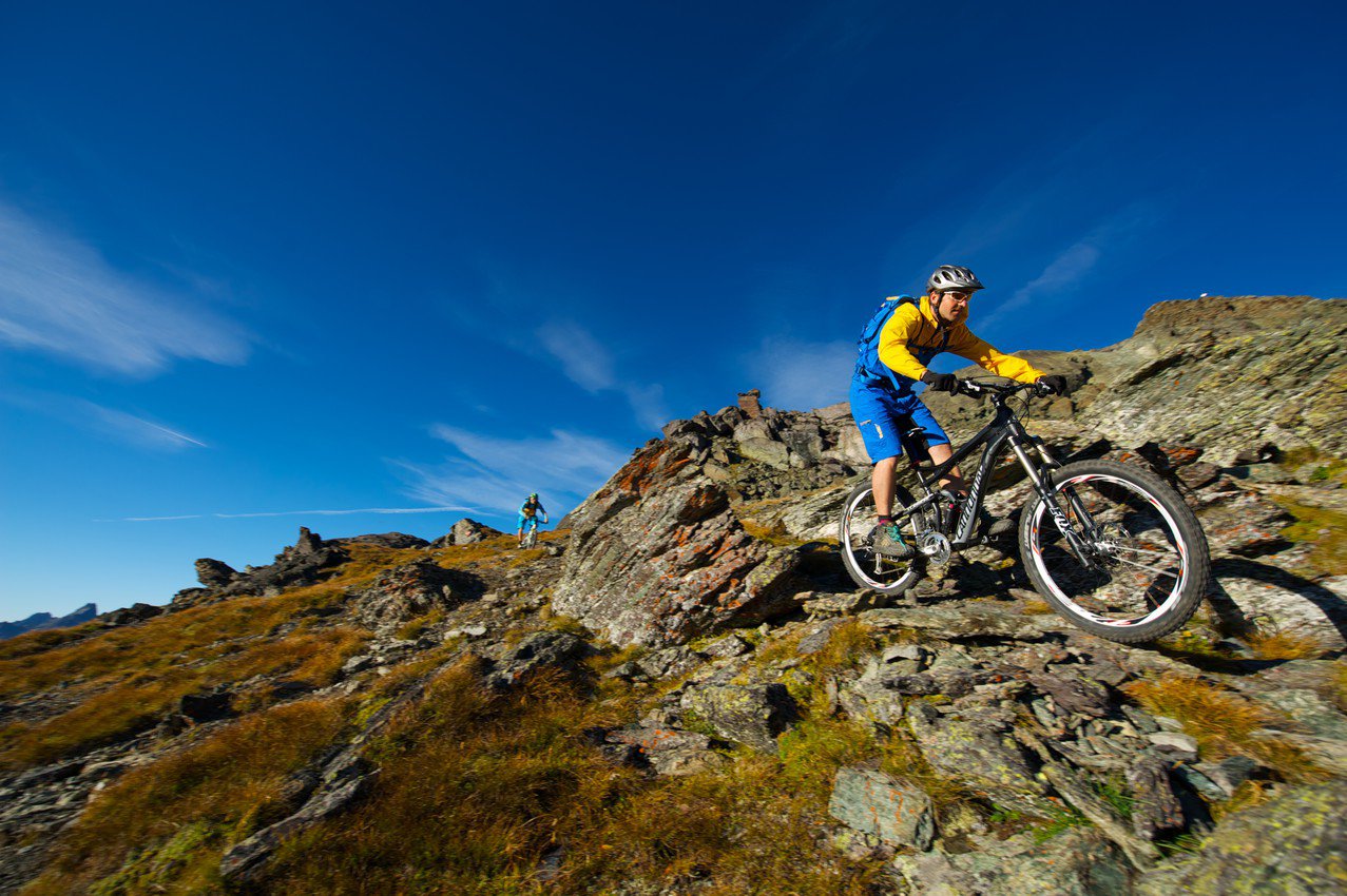 Der richtige Mittelweg zwischen Motorradfahren und Wandern: Mountain-Biken!