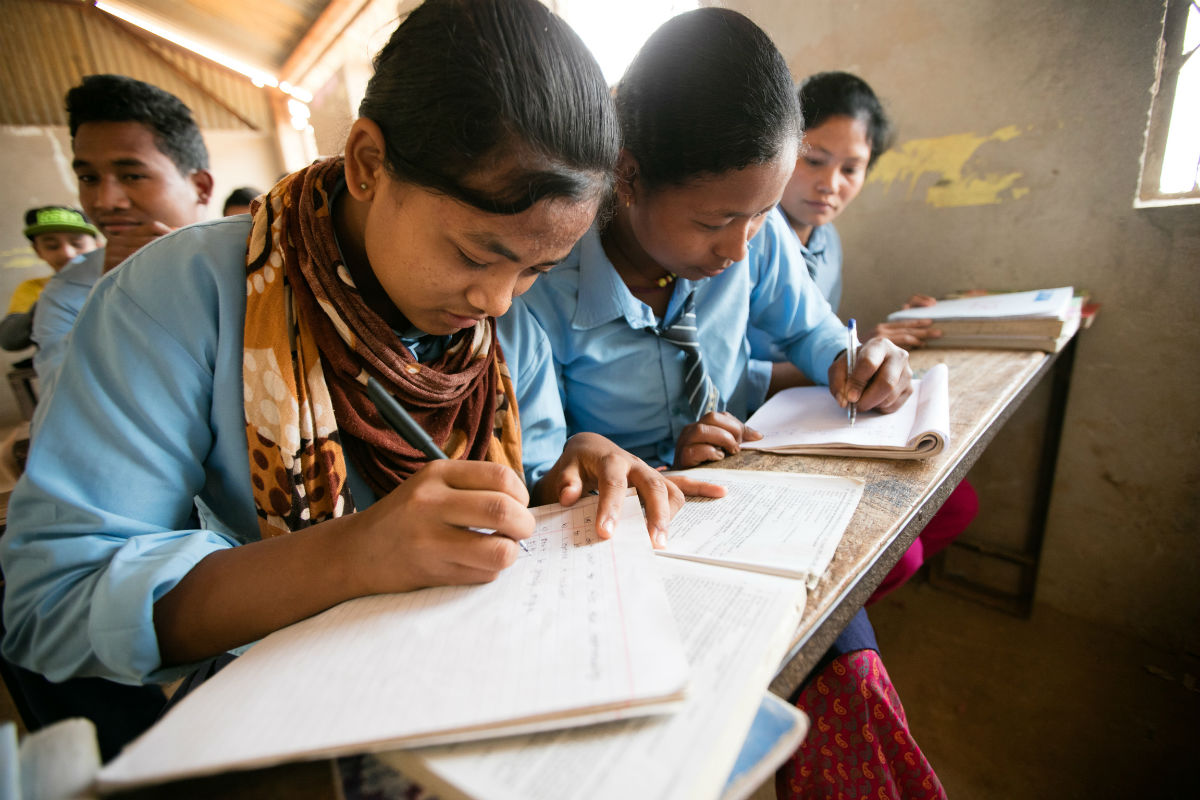 Lernen in der Schule nach dem Erdbeben in Nepal